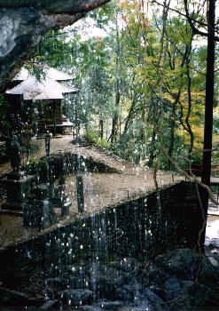 星谷寺（滝の中からの眺め）