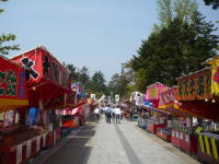 上杉神社露店がいっぱい