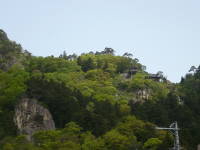 遠くに見える山寺