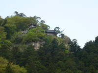 遠くに見える山寺